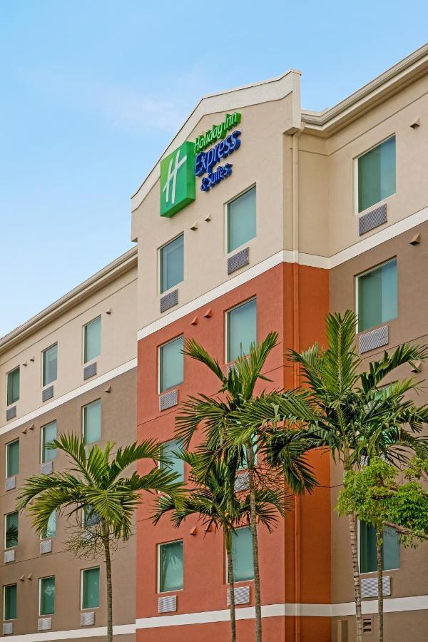 Holiday Inn Express & Suites Pembroke Pines-Sheridan St By Ihg Exterior photo